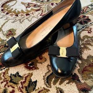 Vintage Ferragamo low pumps